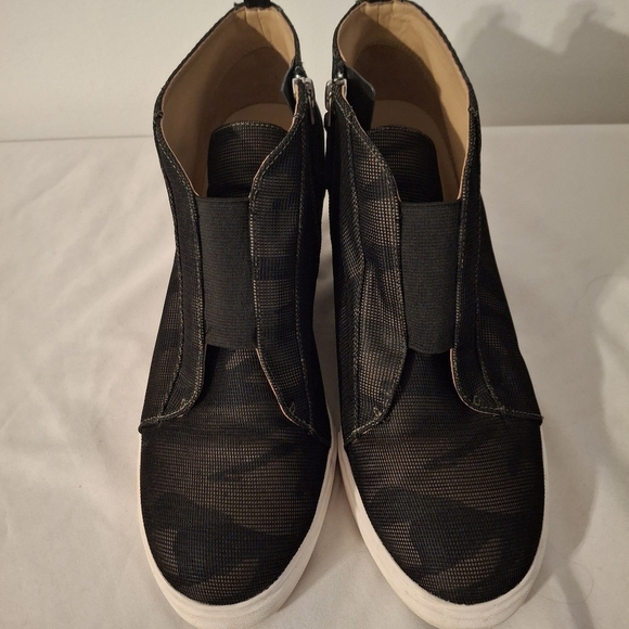 Linea Paolo Felicia Women's Camo Wedge Bootie - Picture 1 of 9